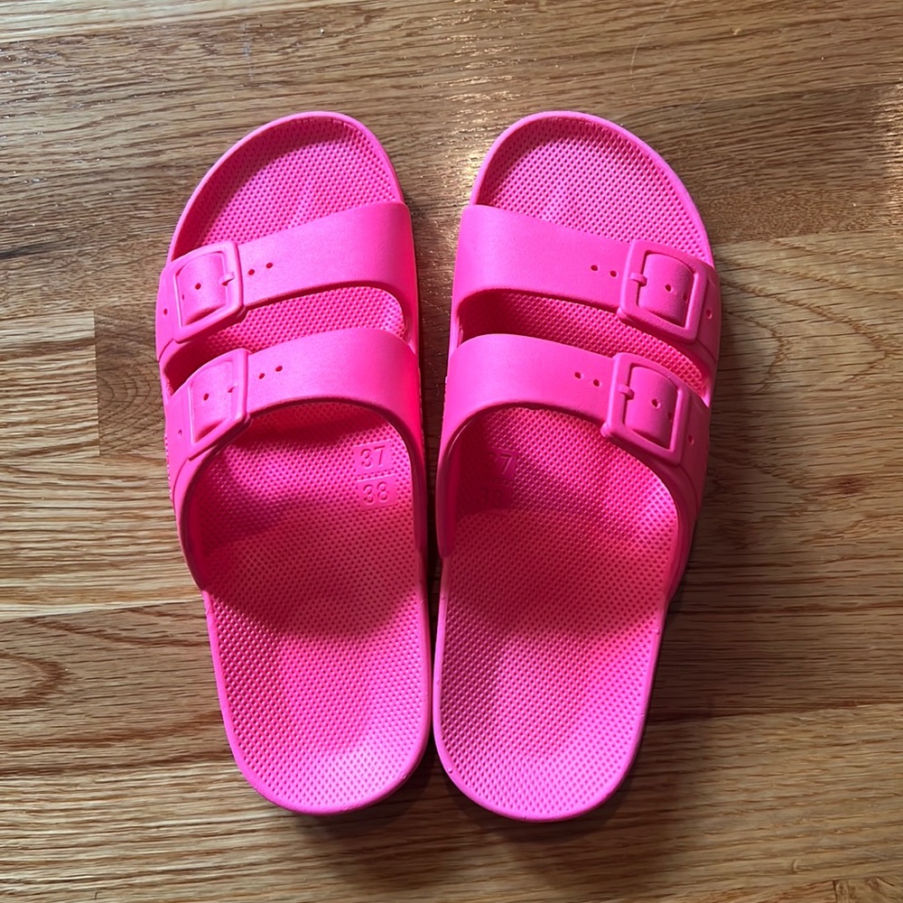 Like new Freedom Moses neon pink (maybe bazooka color?)  Size 7/8 37/38